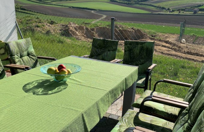 Terrasse mit Blick auf Garten, © Reinhard Gurschka