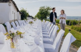 Tafeln in der Kellergasse, © Weinviertel Tourismus / Sophie Menegaldo