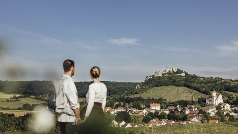 … durch die sanft-hügelige Landschaft …, © Weinviertel Tourismus / Sophie Menegaldo