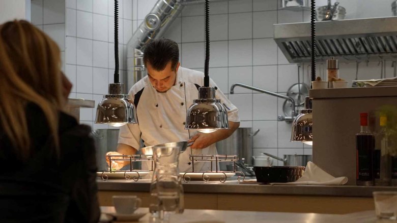 Christoph Schüller kocht vor den Gästen, © Genusswirtschaft