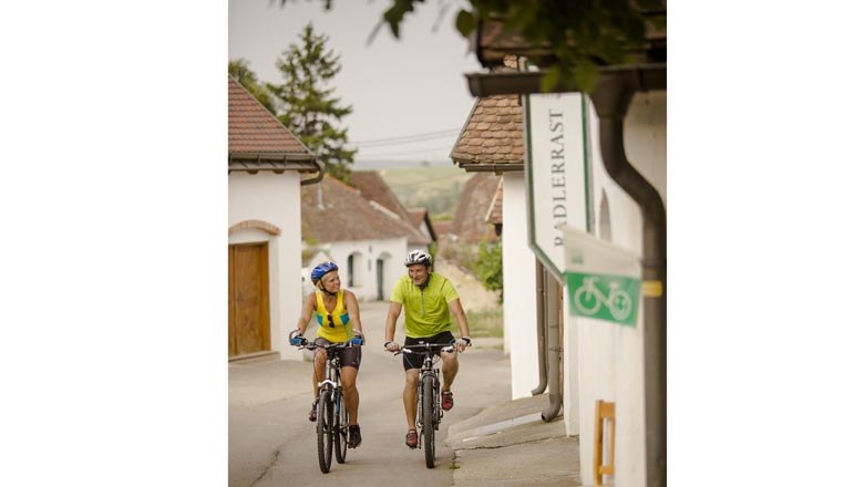 Radlerrast in der Maulavern Kellergasse, © Weinviertel Tourismus / Bartl