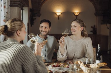 Heurigenbesuch, © Weinviertel Tourismus / Sophie Menegaldo