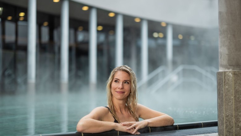 Auszeit im warmen Thermalwasser, © Therme Laa / Pflanzl Media