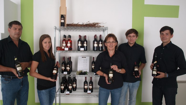 Gerhard,Andrea, Helene, Reinhard, Wolfgang Walek im Verkaufsraum, © Walek