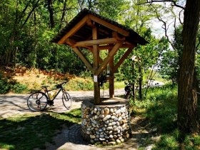 Der Weinbrunnen in Großwetzdorf ist eine Pause wert., © Weinstraße Weinviertel West