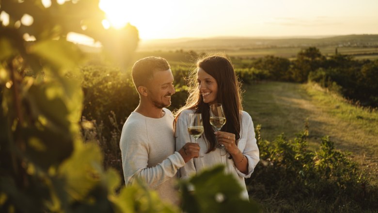 Am Valentinstag gemeinsam anstoßen, …, © Weinviertel Tourismus / Michael Reidinger