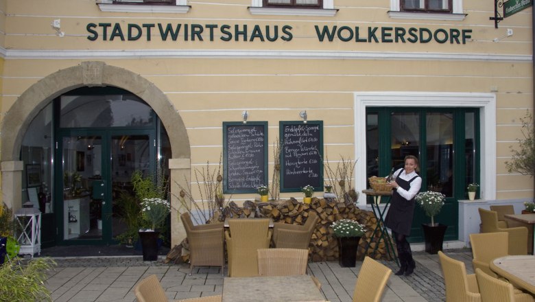 Das Küchenteam um Konstanze Grossauer im Stadtwirtshaus Wolkersdorf verwöhnt Sie mit regionalen Spezialitäten und internationalen Klassikern. Serviert werden die Speisen in unserem Gasthaus, im lauschigen Schanigarten oder im babü., © Grossauer