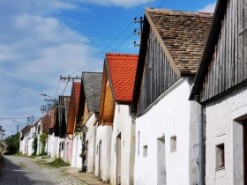 Die kleine Kellergasse in Haugsdorf hat ihren besonderen Reiz..., © Weinstraße Weinviertel West