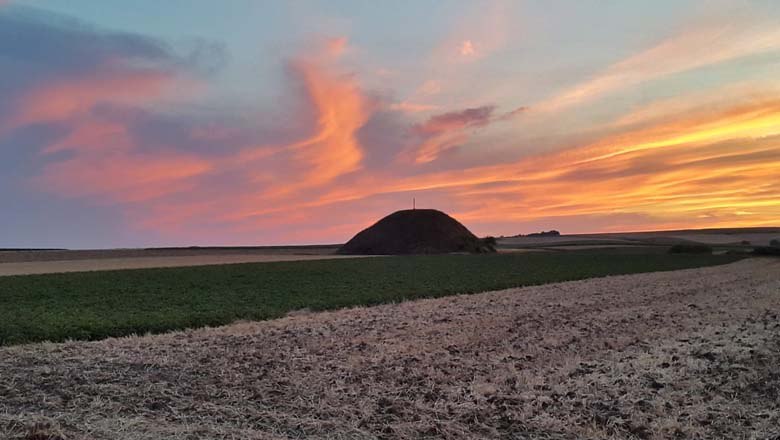 Tumulus bei Sonnenuntergang, © LEADER-Region Weinviertel / Lahofer