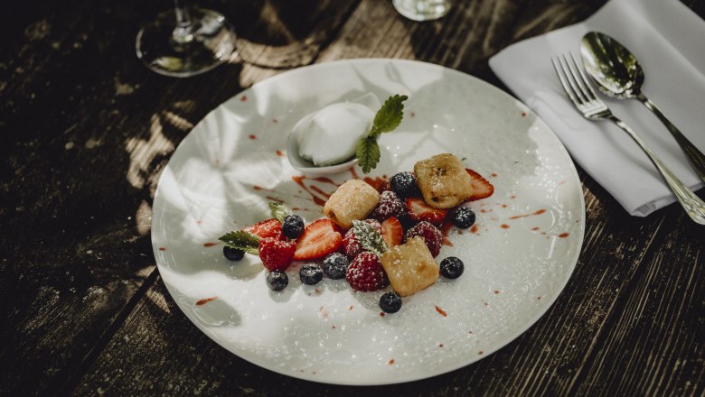 Gebackener Topfen mit marinierte Beeren & Joghurteis, © Niederösterreich Werbung/Sophie Menegaldo