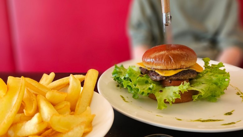 Köstlich saftige Burger in der Weinbar, © R. Freitag