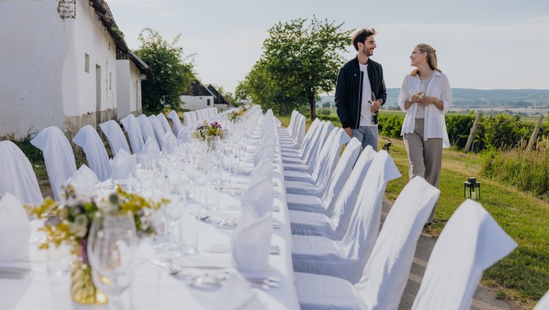 Tafeln in der Kellergasse, © Weinviertel Tourismus / Sophie Menegaldo