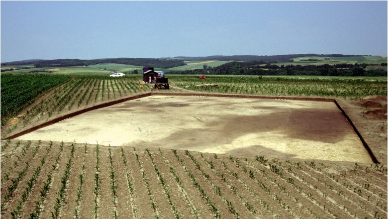 The fortification ditch was visible in the excavation as dark discolouration, © Landessammlungen Niederösterreich