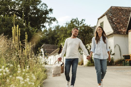 Fröhlich und genussvoll gelassen wird inmitten der Weinviertler Natur eine kurze Auszeit vom Alltag zelebriert., © Weinviertel Tourismus / Michael Reidinger