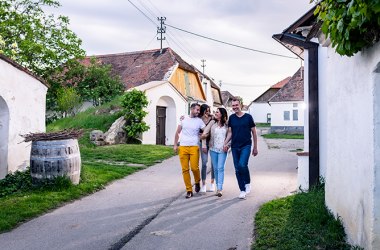 Unterwegs in der Kellergasse Zellerndorf, © Weinviertel Tourismus / Robert Herbst