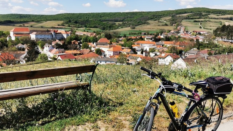 Radweg auf die Riede Hundschupfen, © Weinstraße Weinviertel