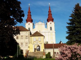 Die Kirche von Wullersdorf hat gar zwei Kirchtürme, © Weinstraße Weinviertel West