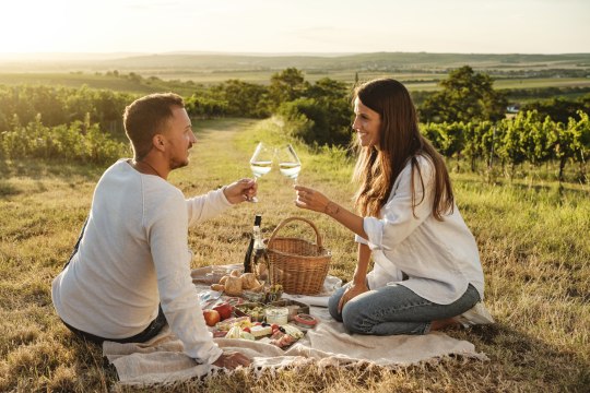 Ein Glas Weinviertel DAC, ein Grüner Veltliner mit &quot;Pfefferl&quot;, darf bei einem Picknick nicht fehlen, macht der fruchtig, würzig-pfeffrige Geschmack doch erst jeden Genuss perfekt. Die Flasche Weinviertel DAC ist selbstverständlich im Picknickkorb inkludiert ;-), © Weinviertel Tourismus / Michael Reidinger