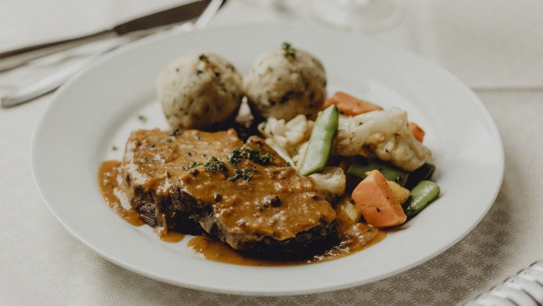 Alm-Ochensbraten, Speckrahmsafterl, Rosengemüse & Semmelknödel, © Niederösterreich Werbung/Sophie Menegaldo