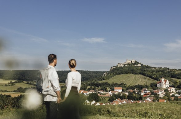 … durch die sanft-hügelige Landschaft …, © Weinviertel Tourismus / Sophie Menegaldo