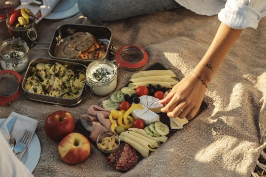 Der Weinviertler Picknickkorb ist prall gefüllt - von herzhaften Köstlichkeiten bis hin zu einer süßen Überraschung sowie Obst und Gemüse, hier kann ausgiebig geschlemmt werden., © Weinviertel Tourismus / Michael Reidinger