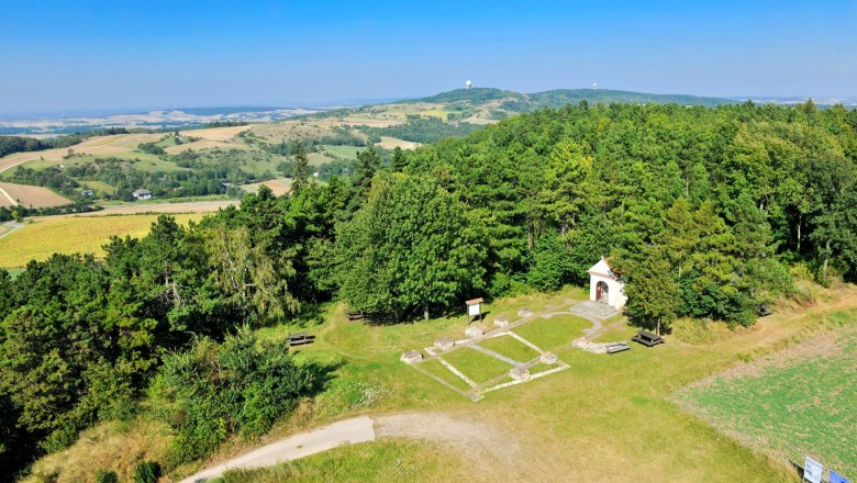 Blick vom Aussichtsturm auf einen Gebäudegrundriss, © Leiser Berge