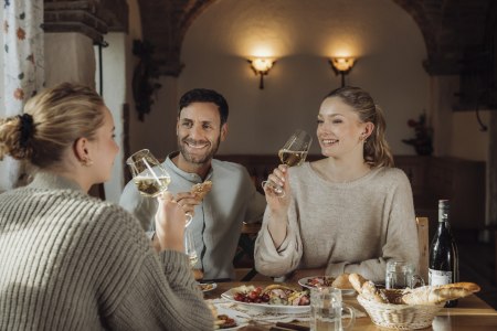 Heurigenbesuch, © Weinviertel Tourismus / Sophie Menegaldo