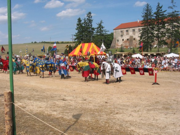 Ritterturnier vor dem Schloss beim Mittelalterfest in Jedenspeigen, © ©Marktgemeinde Jedenspeigen