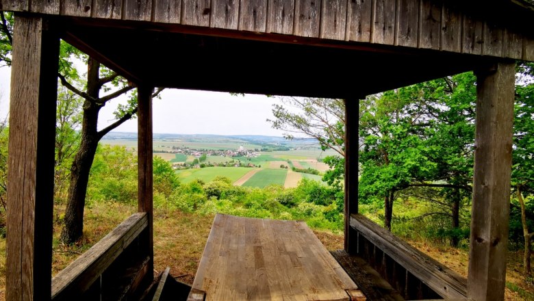 Überdachte Sitzmöglichkeit, © Weinstraße Weinviertel