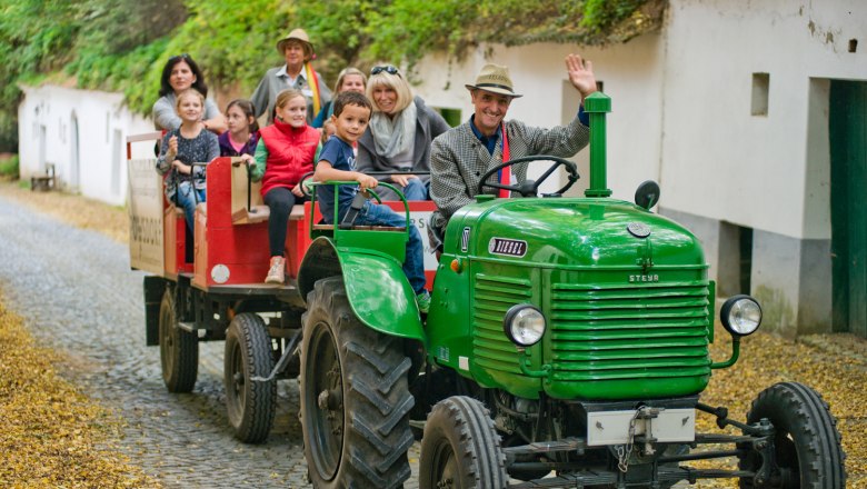 Traktorausfahrt, © Vino Versum Poysdorf / Michael Loizenbauer