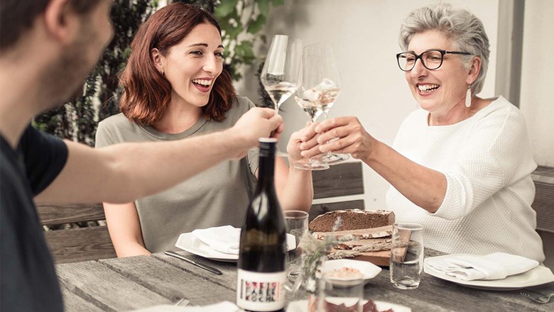 Anna und Maria beim Verkosten, © Monika Jungwirth