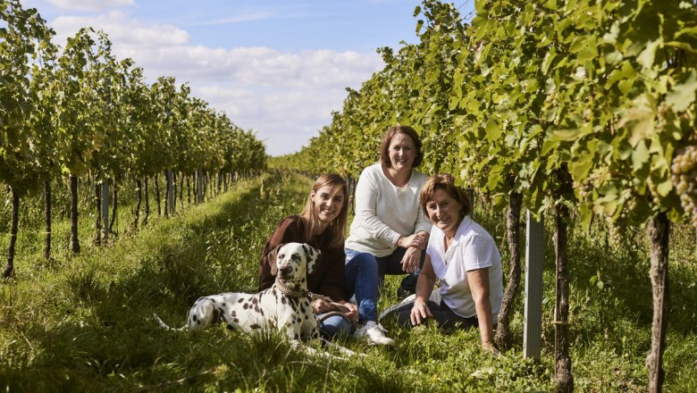 Ein gutes Team: Helga Schüller und ihre Töchter Kerstin u. Nadine, © Weingut Schüller/Joham