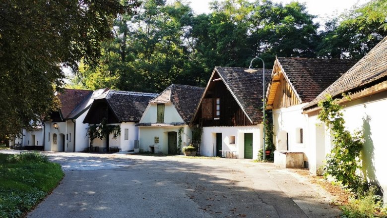 Besondere Kellergasse am Peregriniplatzl, © Weinstraße Weinviertel