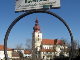 Die Jakob Prandtauer Kirche in Ravelsbach mit angeschlossenem Barockgarten, © Weinstraße Weinviertel West