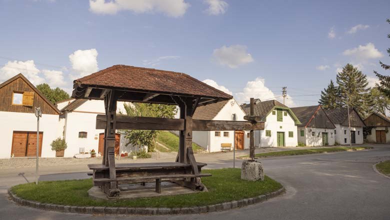 Kellergasse Kettlasbrunn Weinpresse, © Weinviertel Tourismus / Schwarz-König