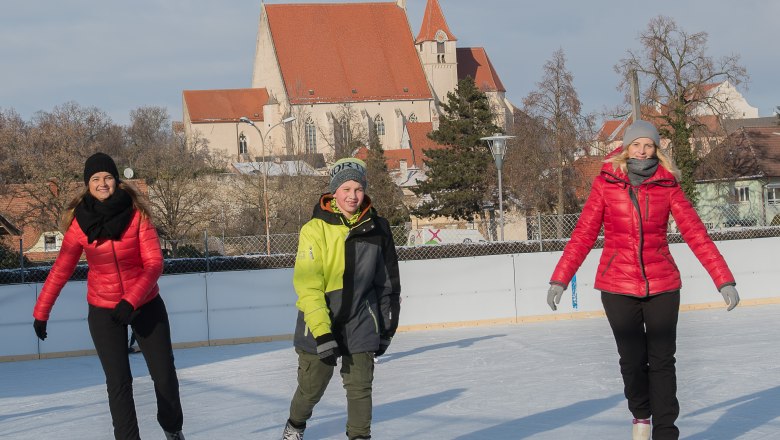 Eislaufplatz mit Pfarrkirche im Hintergrund, © Jarmer Margarete