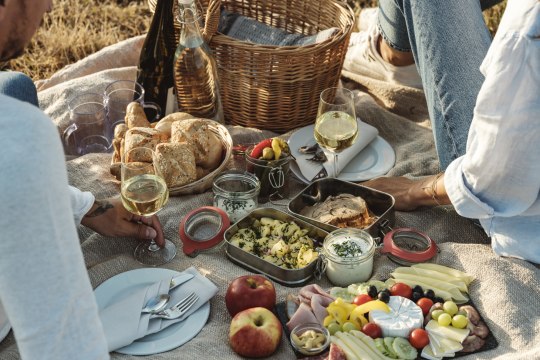 Köstlichkeiten aus der Region wie Braten mit Erdäpfelsalat, Weinviertler Hartwurst, Hartkäse mit Butter und Nüssen, saisonale Weinviertler Aufstriche, frisches und eingelegtes Gemüse aus der Region sowie Weinviertler Brot verwöhnen kulinarisch., © Weinviertel Tourismus / Michael Reidinger