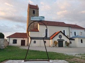 Die Wehrkirche thront in Hohenwarth über dem Ort, © Weinstraße Weinviertel West