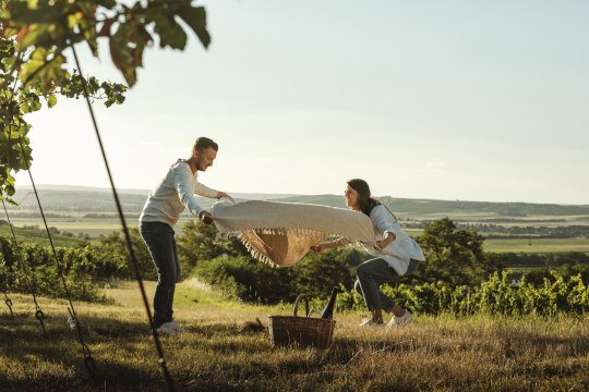 Malerische Plätze in der sanft-hügeligen Weinviertler Landschaft bieten wunderbare Aussichten und sind die ideale Basis für ein &quot;Picknick im Weinviertel&quot;., © Weinviertel Tourismus / Michael Reidinger